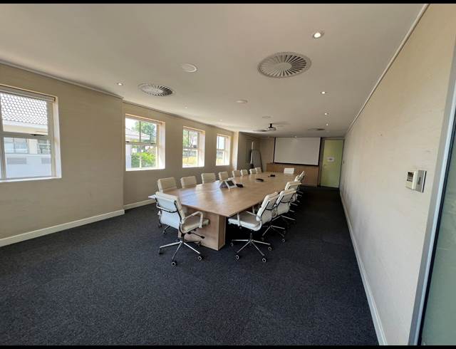 383M² OFFICE TO LET IN HYDE PARK