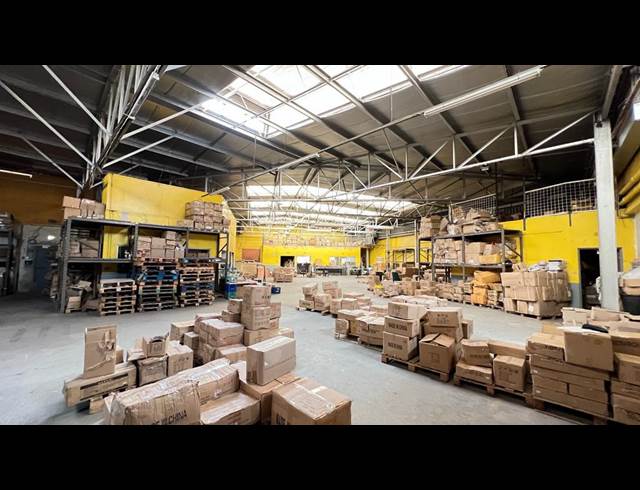 800M² WAREHOUSE TO LET IN NEW CENTRE
