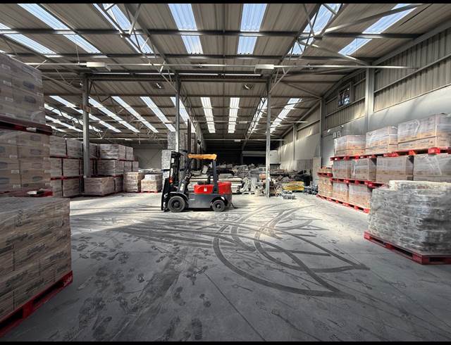 1,300M² WAREHOUSE TO LET IN INDUSTRIA WEST