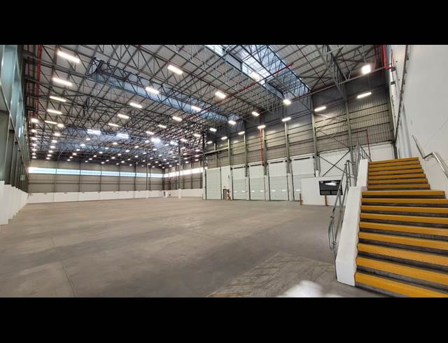 3,718M² WAREHOUSE TO LET IN AIRPORT INDUSTRIA