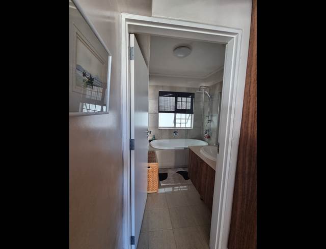 2 bed property to rent in SEA POINT