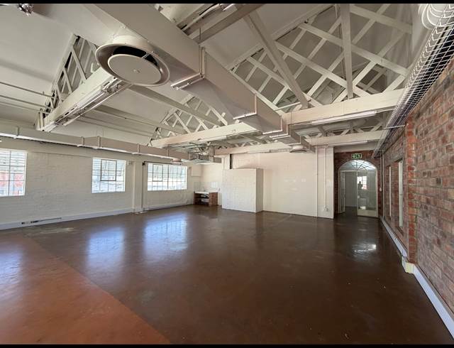 108M² BUILDING TO LET IN WOODSTOCK