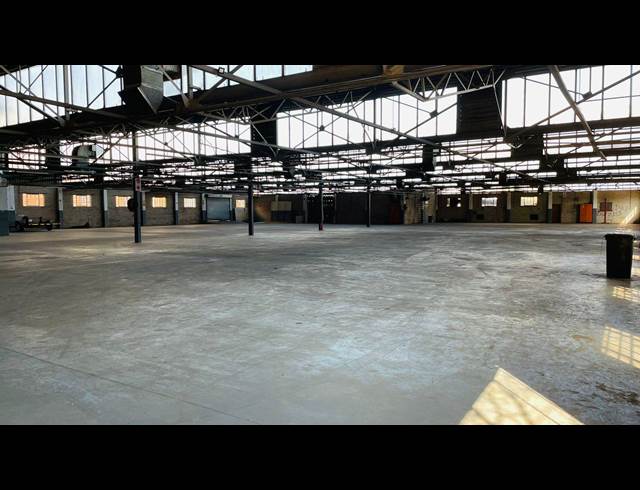 4,111M² WAREHOUSE TO LET IN LEA GLEN