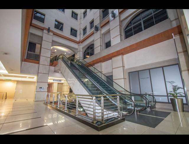 1,833M² OFFICE TO LET IN ROSEBANK
