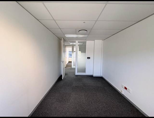 22M² SERVICED OFFICE TO LET IN VORNA VALLEY