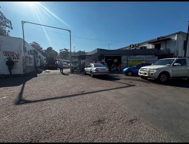 1,100M² WAREHOUSE TO LET IN SPRINGFIELD PARK