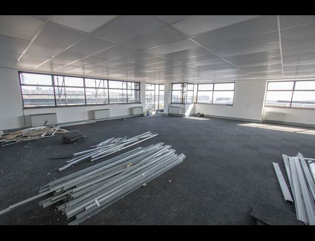 652M² SHOWROOM TO LET IN KRAMERVILLE
