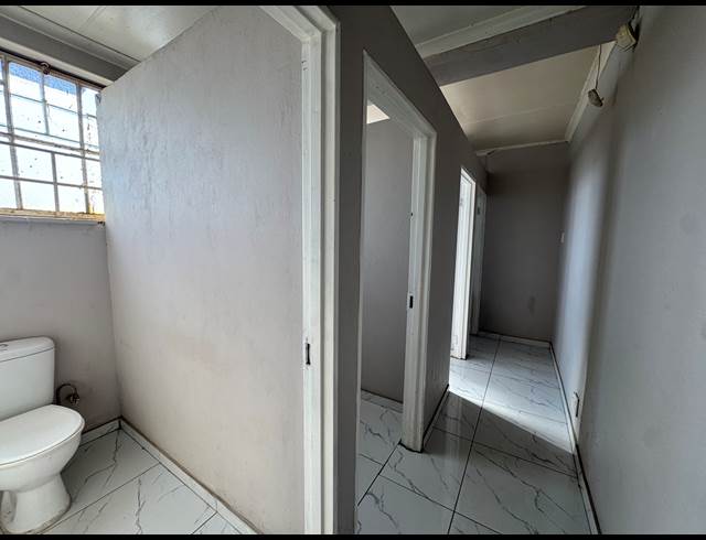 1,200M² WAREHOUSE TO LET IN ROODEPOORT CENTRAL