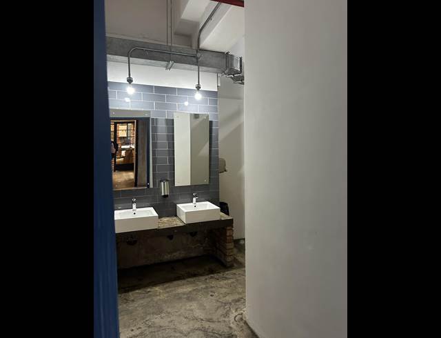 76M² BUILDING TO LET IN WOODSTOCK