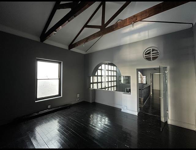 195M² BUILDING TO LET IN GARDENS