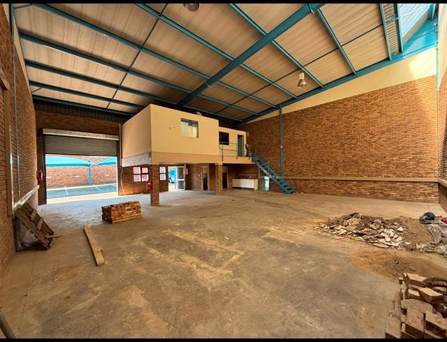 250M² WAREHOUSE TO LET IN LASER PARK