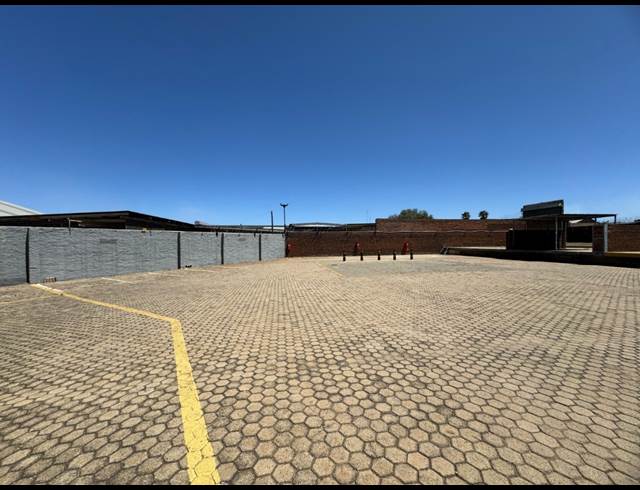 2,000M² INDUSTRIAL YARD TO LET IN CHAMDOR