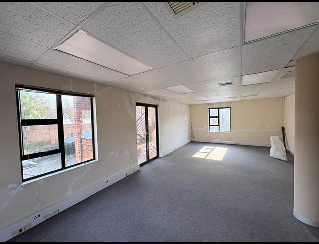 140M² OFFICE TO LET IN FOURWAYS