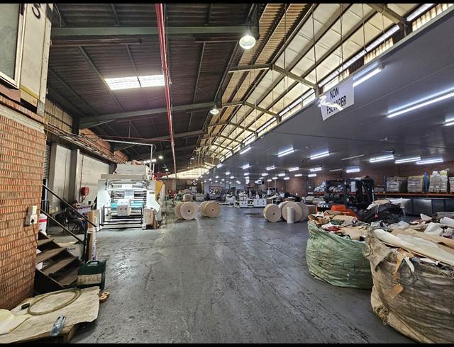2,340M² WAREHOUSE TO LET IN TRIANGLE FARM