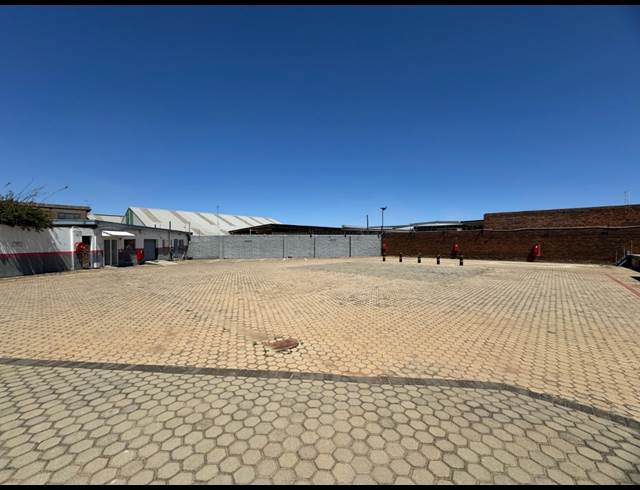 2,000M² INDUSTRIAL YARD TO LET IN CHAMDOR
