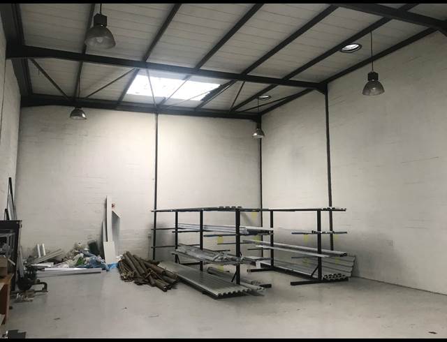 299M² WAREHOUSE TO LET IN STIKLAND INDUSTRIAL