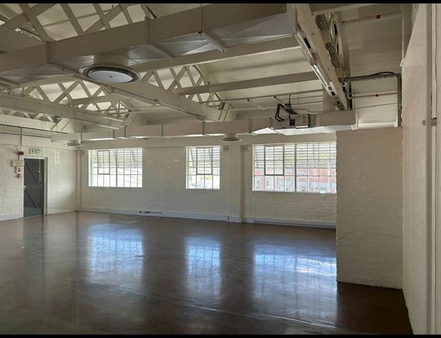 108M² BUILDING TO LET IN WOODSTOCK