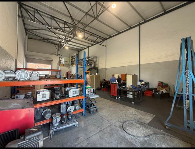 290M² WAREHOUSE TO LET IN STONEWOOD SECURITY ESTATE