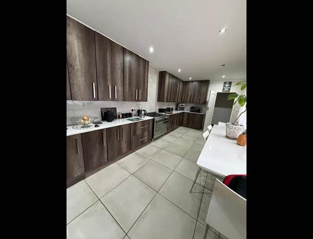 4 BEDROOM PROPERTY TO RENT IN DENNEOORD