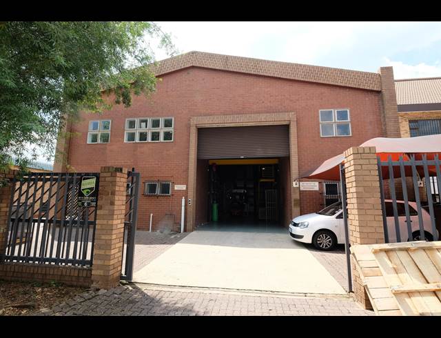 490M² WAREHOUSE TO LET IN FOUNDERS HILL