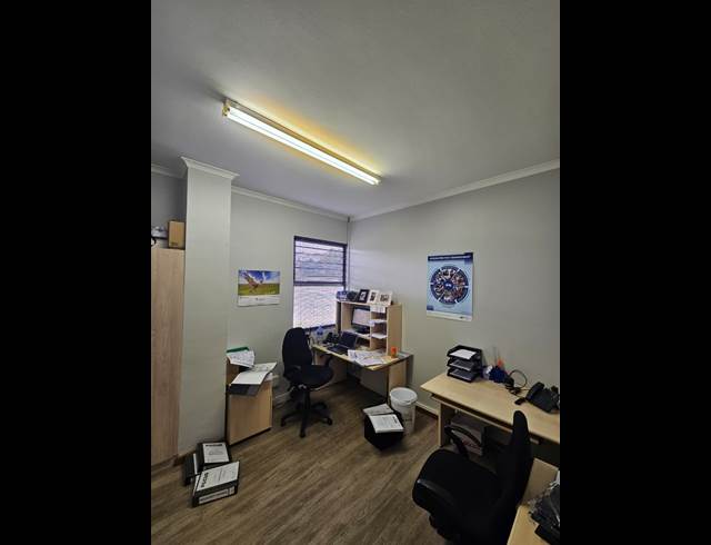 115M² BUSINESS TO LET IN ROSENPARK