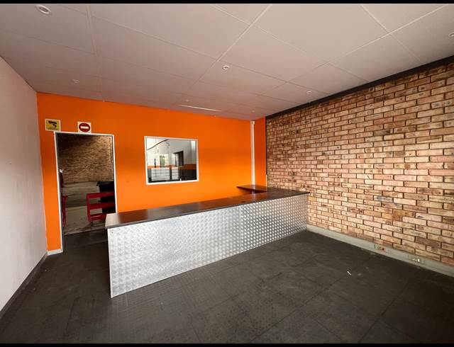320M² WAREHOUSE TO LET IN LASER PARK