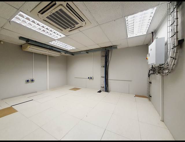 3,230M² BUSINESS TO LET IN VORNA VALLEY