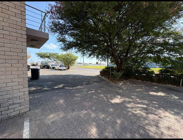 299M² WAREHOUSE TO LET IN STRAND CENTRAL