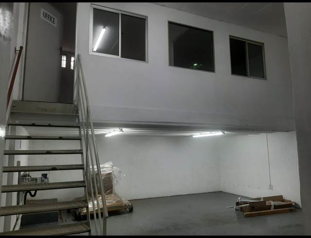 159M² MINI FACTORY TO LET IN CAVERSHAM GLEN