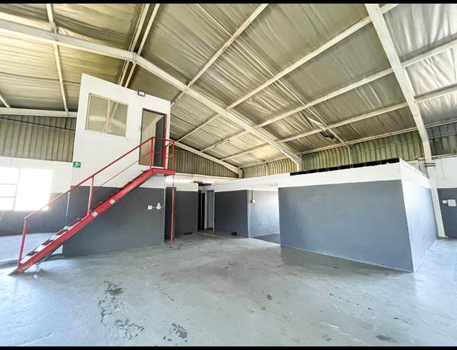 1,120M² WAREHOUSE TO LET IN NEW GERMANY