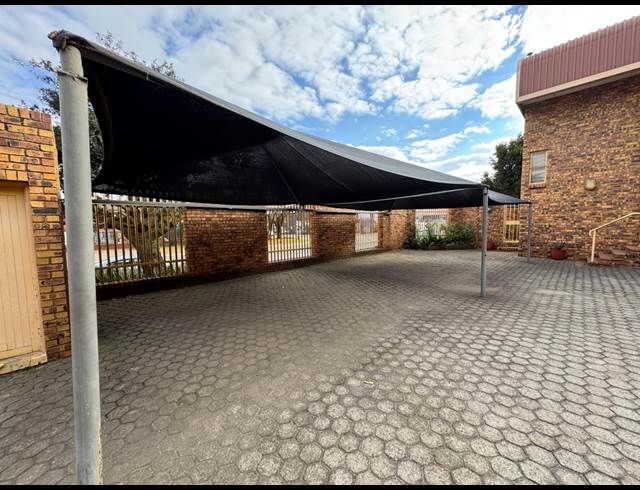 1,300M² WAREHOUSE TO LET IN ROBERTVILLE