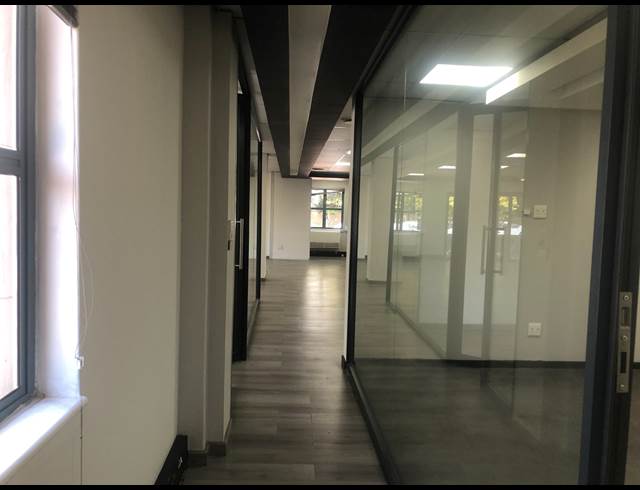 188M² OFFICE TO LET IN HYDE PARK