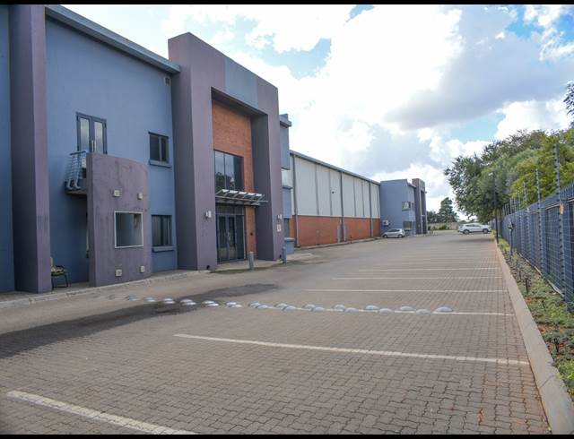 4,892M² WAREHOUSE TO LET IN POMONA