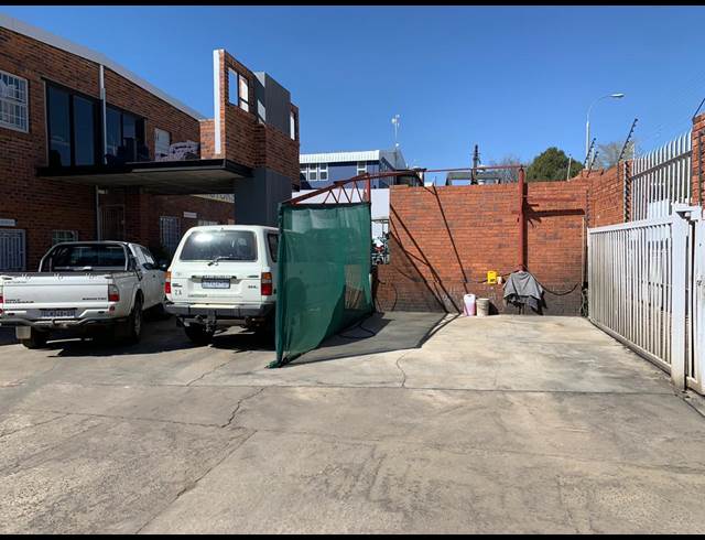 330M² WAREHOUSE TO LET IN LASER PARK