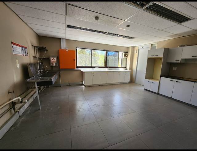 1,960M² OFFICE TO LET IN MOWBRAY