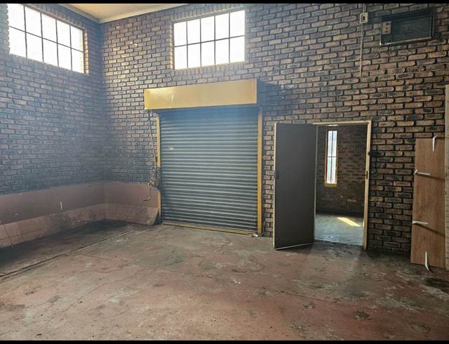 140M² WAREHOUSE TO LET IN SELECTION PARK