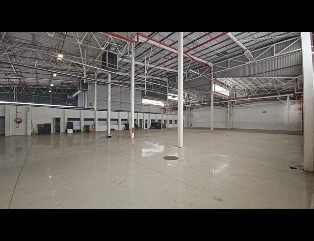 1,490M² WAREHOUSE TO LET IN ROSSLYN