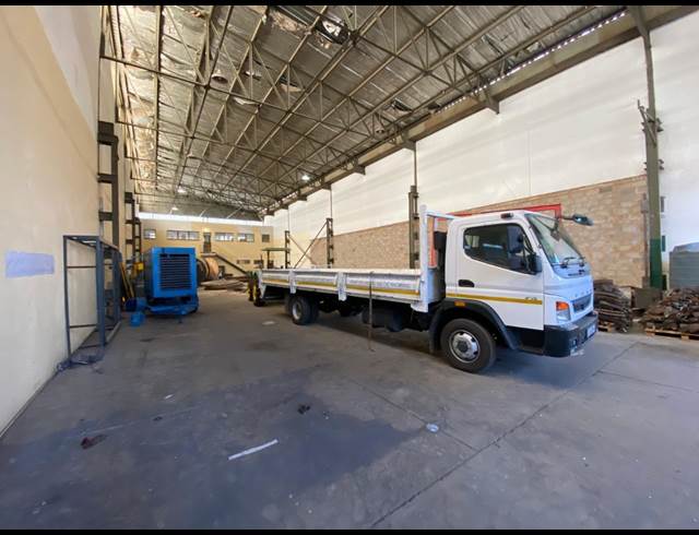 700M² WAREHOUSE TO LET IN LEA GLEN