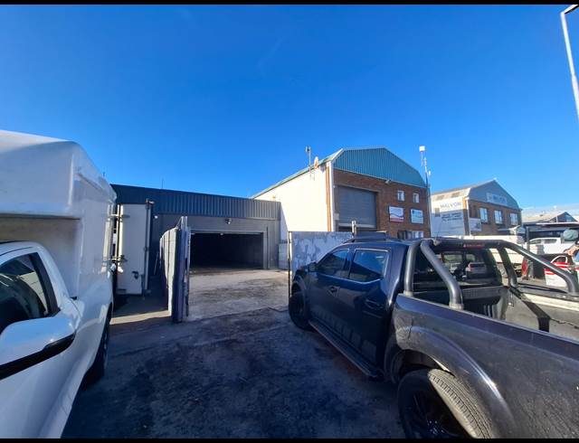 182M² WAREHOUSE TO LET IN STIKLAND INDUSTRIAL