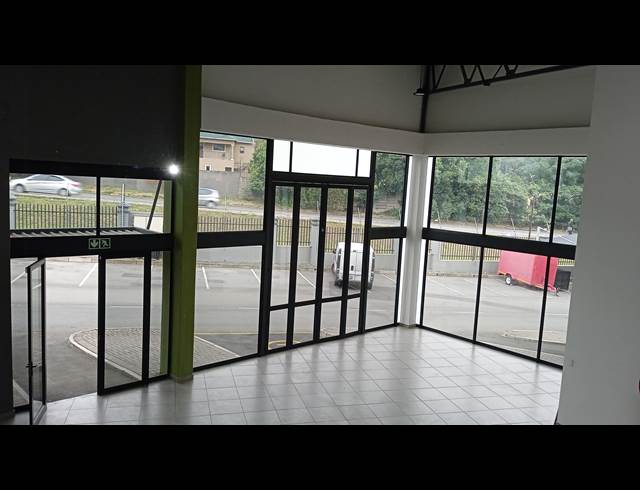 347M² SHOWROOM TO LET IN OLIVEDALE