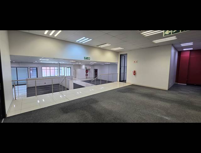 1,050M² SHOWROOM TO LET IN NORTH RIDING