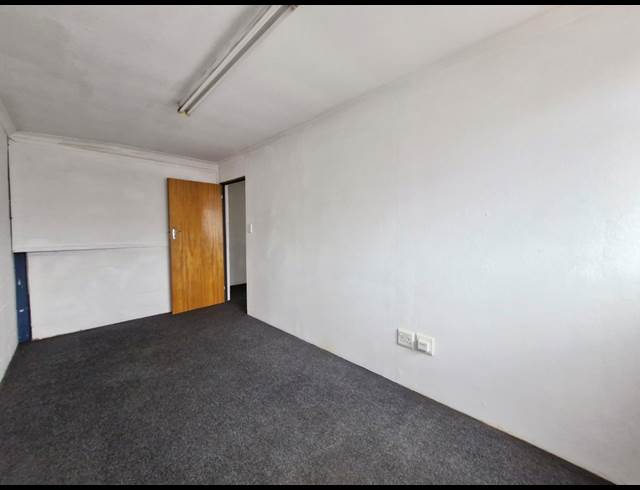 350M² WAREHOUSE TO LET IN STIKLAND INDUSTRIAL