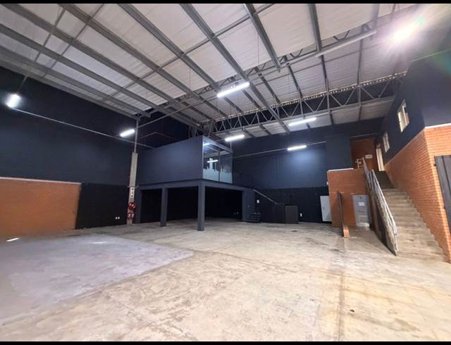 530M² WAREHOUSE TO LET IN LONGLAKE