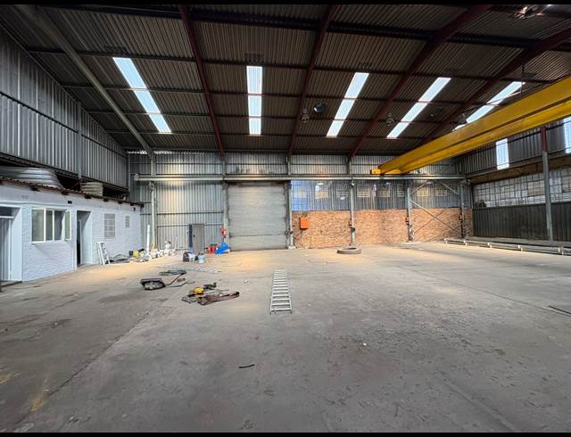 950M² WAREHOUSE TO LET IN KNIGHTS