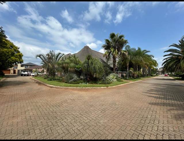 5 BEDROOM HOUSE TO LET IN MELODIE