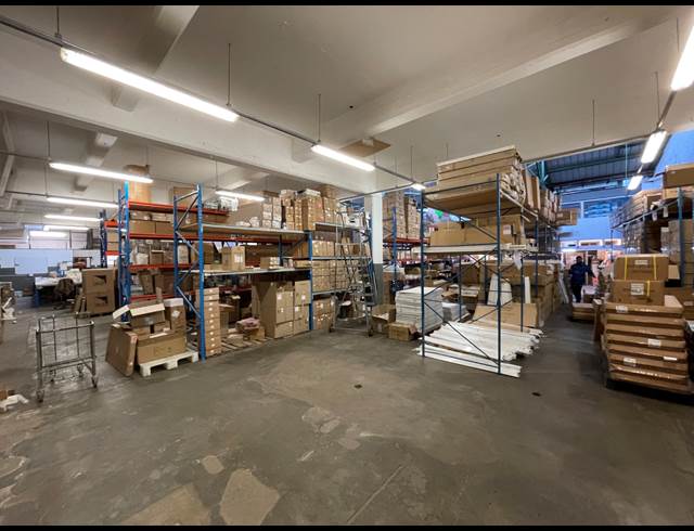 1,600M² WAREHOUSE TO LET IN GARDENS