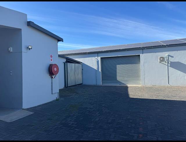 2,855M² SHOWROOM TO LET IN WORCESTER CENTRAL