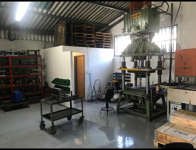 233M² WAREHOUSE RENTED IN STIKLAND INDUSTRIAL
