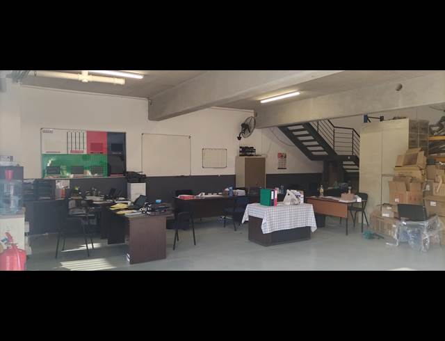 350M² WAREHOUSE TO LET IN RIVERSIDE PARK