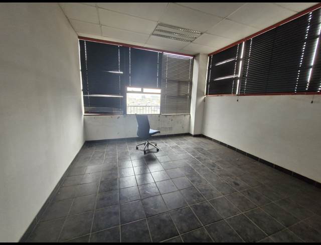 1,140M² WAREHOUSE TO LET IN WYNBERG